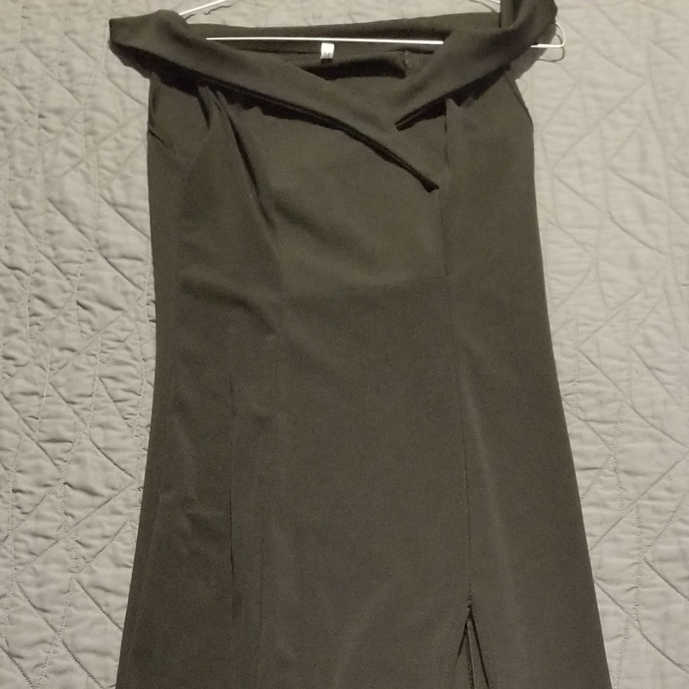 Elegant black maxi with side slit